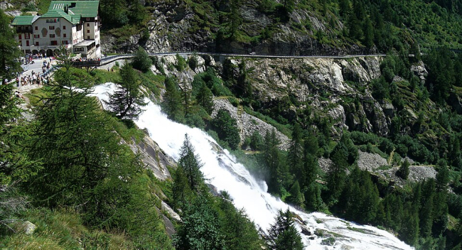 Der Frütt Fall erwacht: Ab 2. Juni öffnet Formazzas grosser Wasserfall wieder
