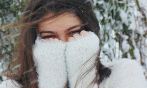 ragazza freddo mani
