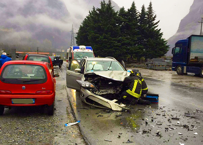 Schwerer Unfall in Varzo. Zwei Personenwagen stossen frontal zusammen. Passagiere im Spital. Fotogalerie.