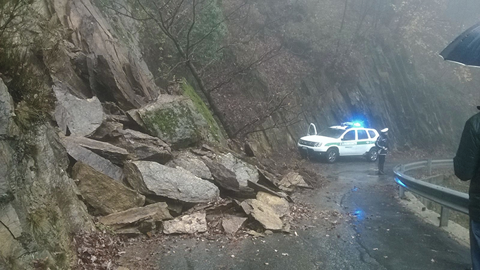 Schlechtwetteralarm, Steinschlag auf der Strasse von Cisore