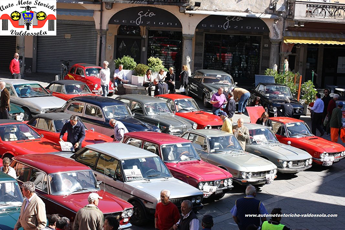 Oldies-Treffen mit Autos und Motorrädern in Trontano