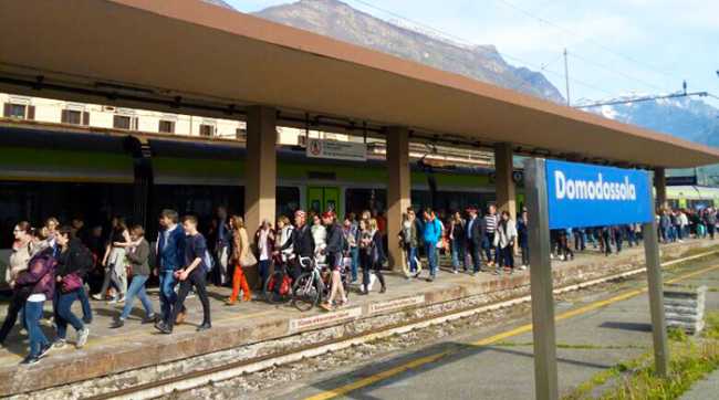 domodossla stazione gente