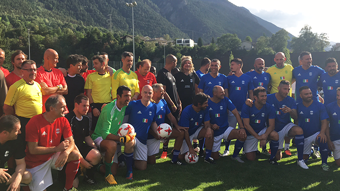 Bad in der Menge für die legendären Fussballstars in Brig. Viel Publikum aus dem Ossola - Video und Fotogalerie