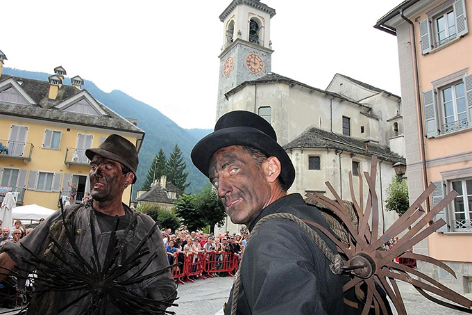 Mehr als Tausend Teilnehmer aus der ganzen Welt am 36. Kaminfegertreffen in Vigezzo