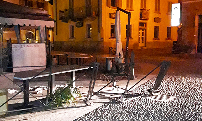 Polizei fasst die drei Vandalen der Altstadt von Domodossola: Anklage für schwere Sachbeschädigung und Trunkenheit mit Belästigungen
