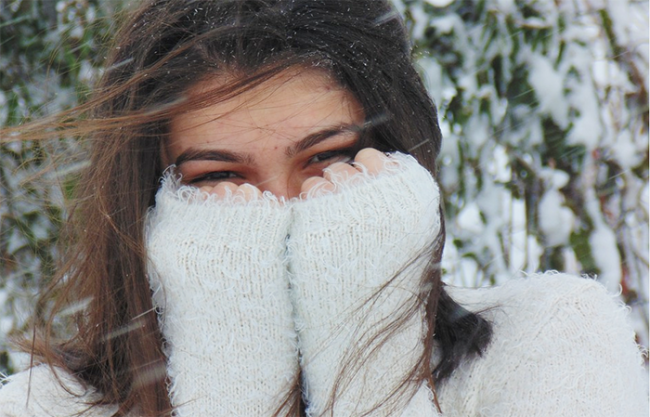 ragazza freddo mani