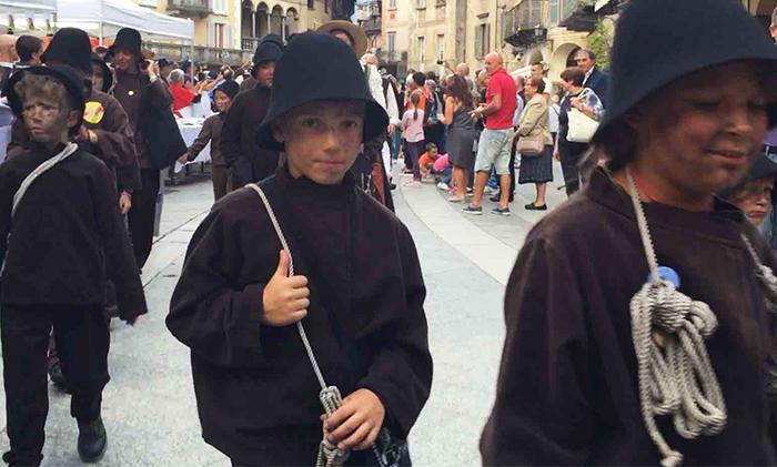 Der grosse Kahn mit Kaminfegerkindern, der vor 187 Jahren im Lago Maggiore versank
