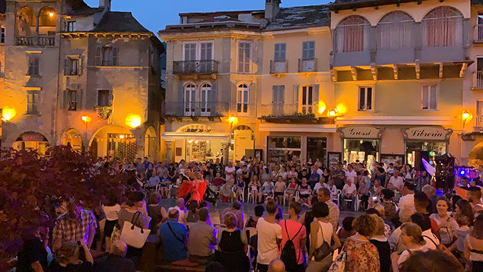 Domodossola belebt sich in der Sommersaison mit der Veranstaltung "Giovedì d’Estate“