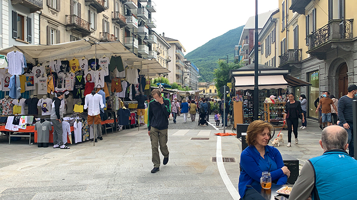 Erneuter Schwung für den Samstagsmarkt in Domodossola: die Straßenhändler sind zufrieden, mehr Leute und auch die ersten Schweizer waren wieder da