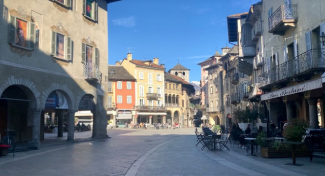 Hundeexkremente unter den Cafétischen am Marktplatz in Domodossola: Besitzer ertappt und mit einem Bußgeld belegt