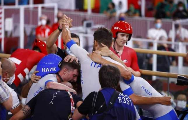 Die italienische Mannschaft   mit ihrem Führer Ganna, aus Verbania, gewinnt die Goldmedaille und schreibt die Geschichte des Bahnradrennens  