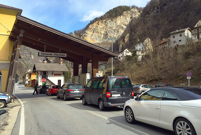 Kontrolle der Verkehrspolizei bei der Grenze in Iselle: Es wurden Vorschriftswidrigkeiten bei sieben LKWs festgestellt
