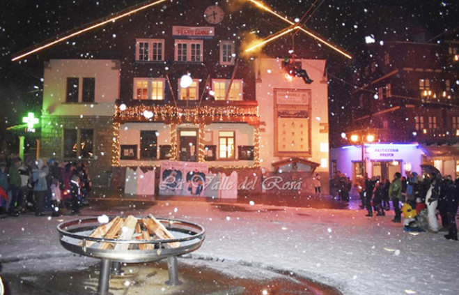 Großartiges Anzünden der Kohlenpfanne im Zentrum von Macugnaga: So beginnt die Winter-Saison