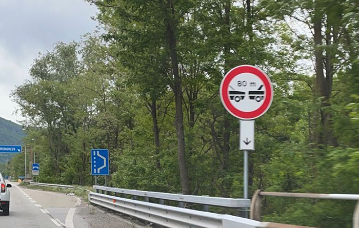 Auf drei Strecken der Schnellstrasse des Ossola Tals wird es obligatorisch sein, 80 Meter Abstand zum vorausfahrenden Fahrzeug einzuhalten