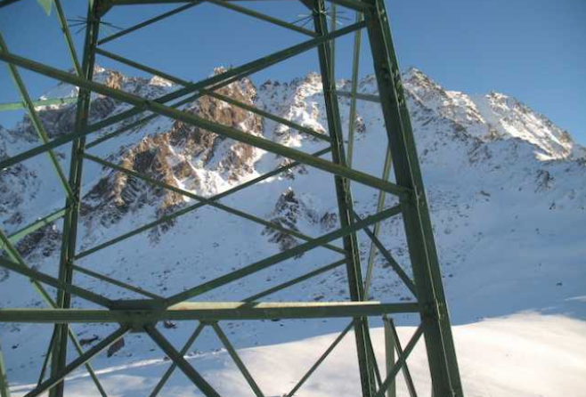 Umweltschützer gegen das neue Projekt von Hochspannungsleitungen zwischen der Schweiz und dem hohen Ossola Tal