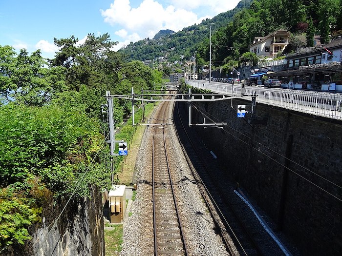 Straßen und Eisenbahn. Wenn der Zug eine Sicherheit ist