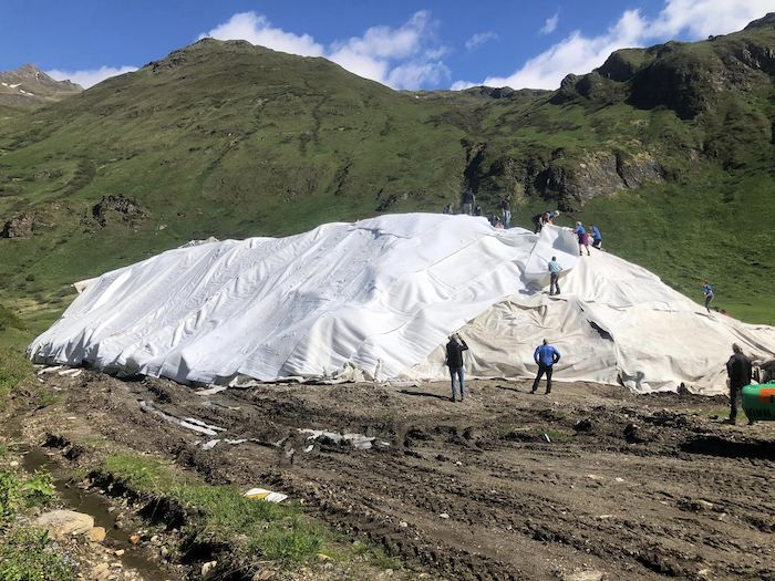 Der Schneehügel hat den Sommer überstanden, geht’s los mit dem Skifahren