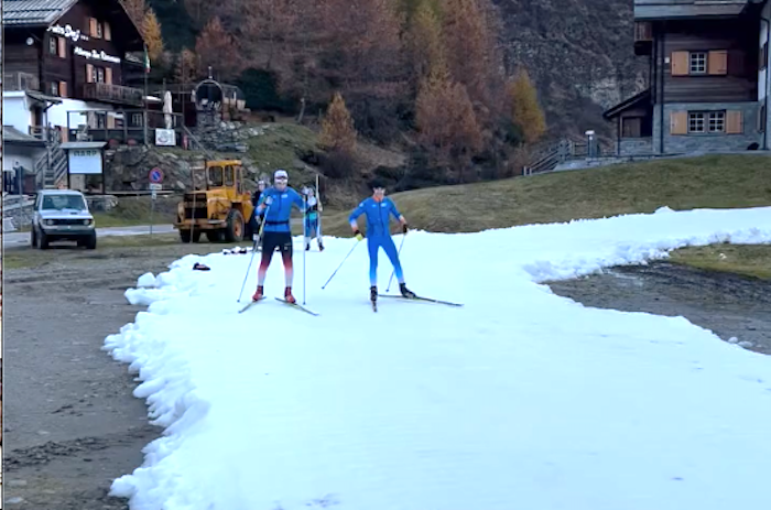 Man fährt bei der Snowfarm im Formazza Tal Ski 